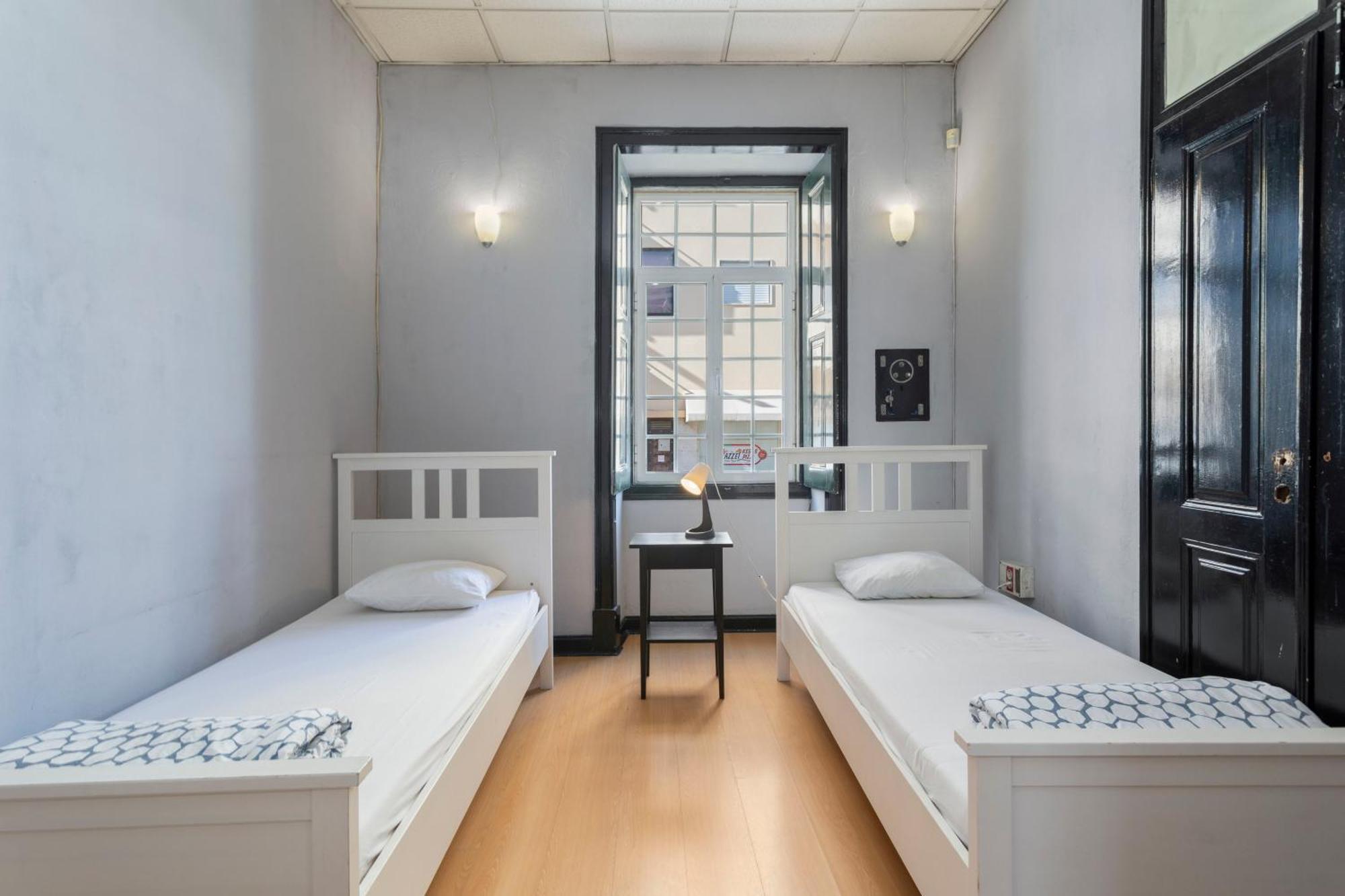 Le Penguin Hostel Faro Exteriör bild