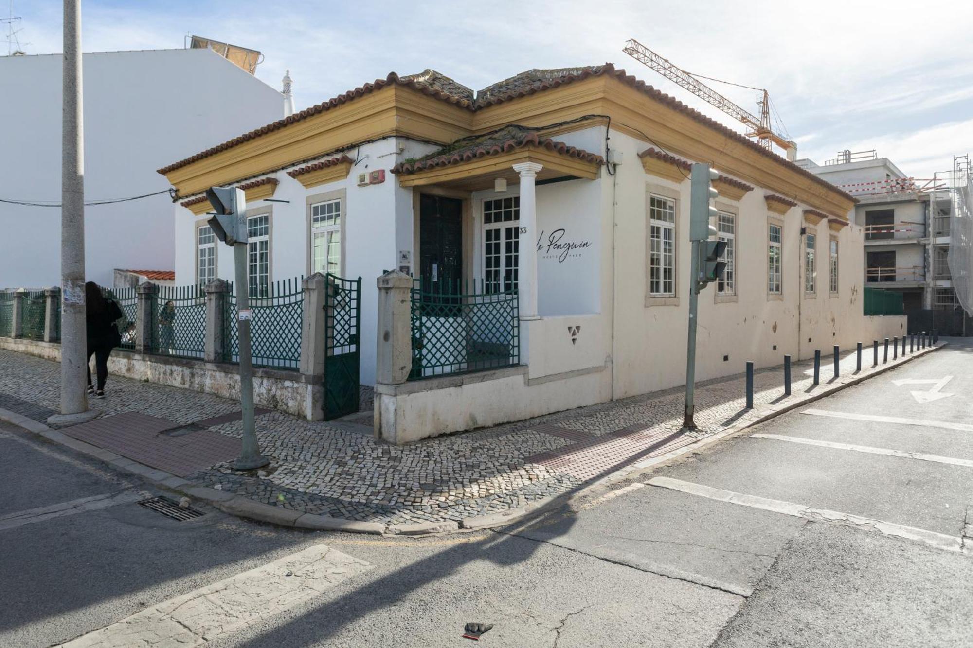 Le Penguin Hostel Faro Exteriör bild