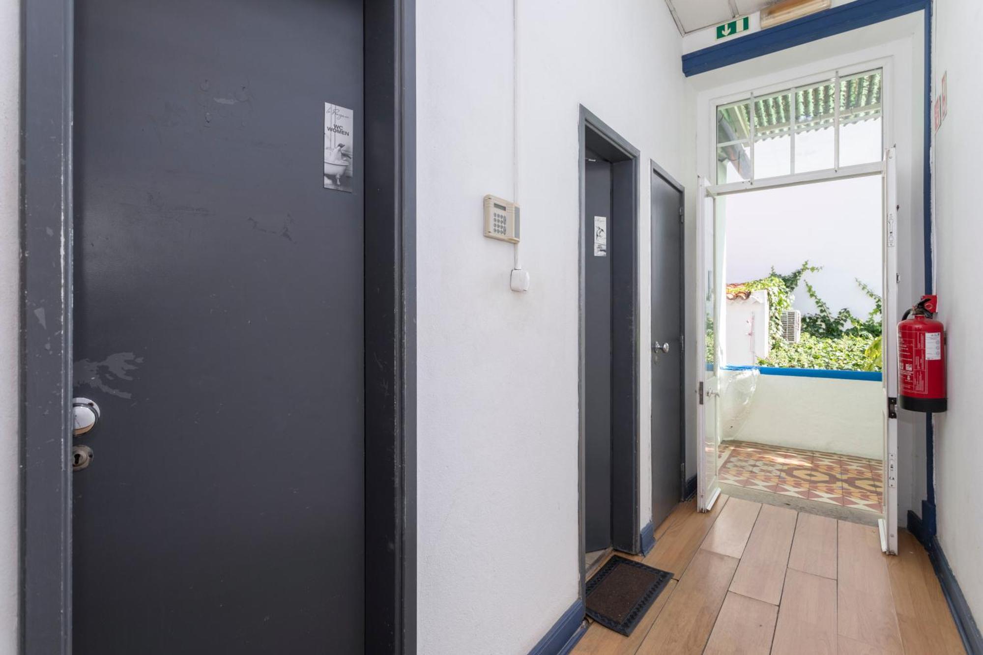 Le Penguin Hostel Faro Exteriör bild