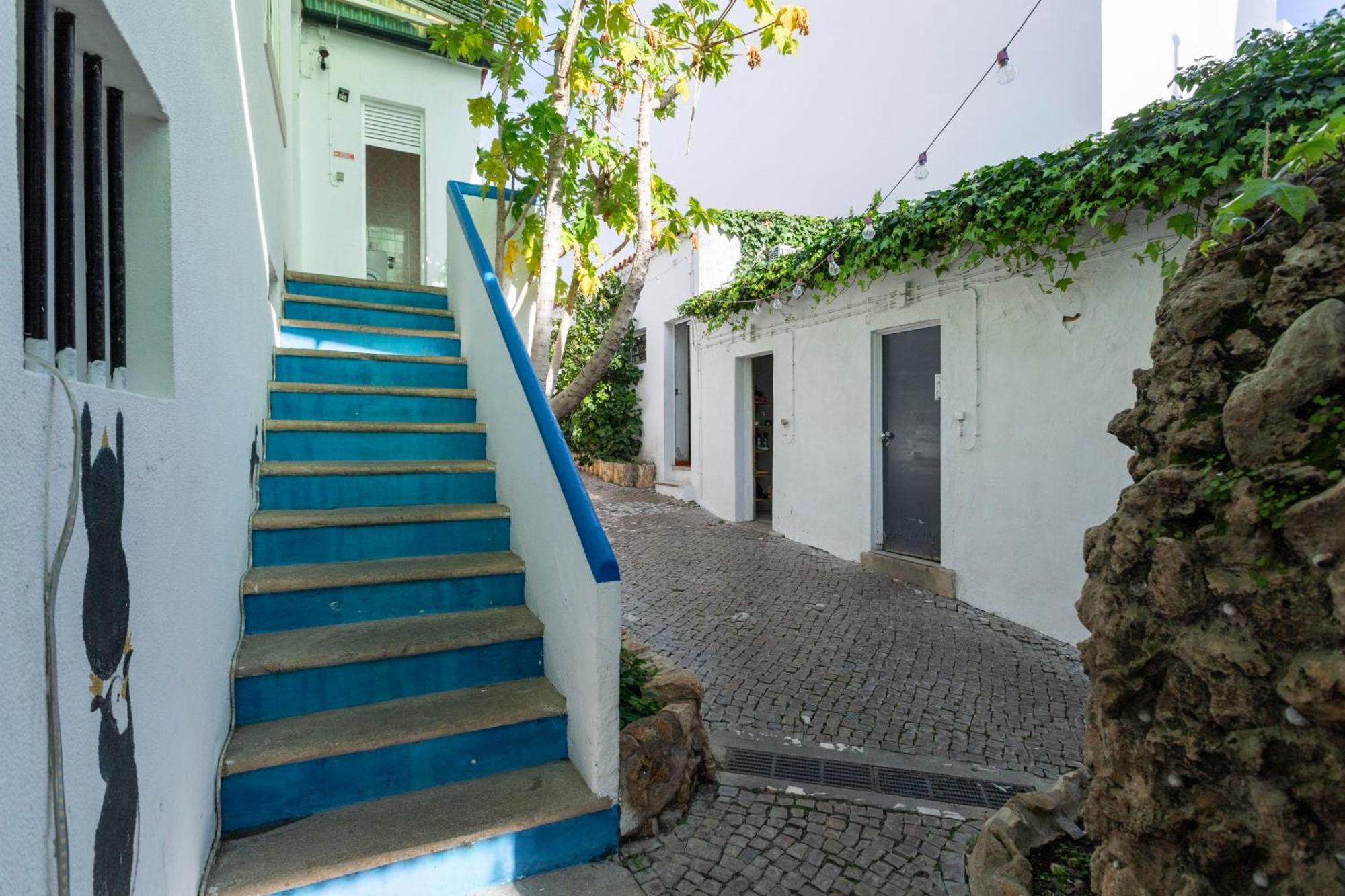 Le Penguin Hostel Faro Exteriör bild